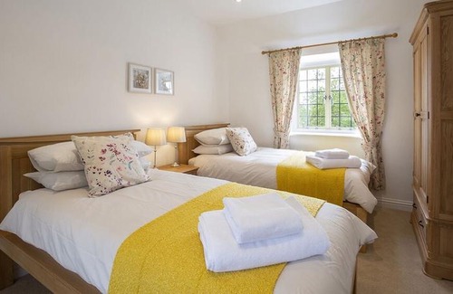 Coln St Aldwyns House | Meadow View 2