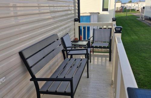 Chapel Saint Leonards Ski Chalet | Meadow View 3-Bed Caravan - Sleeps 8 - PetFriendly