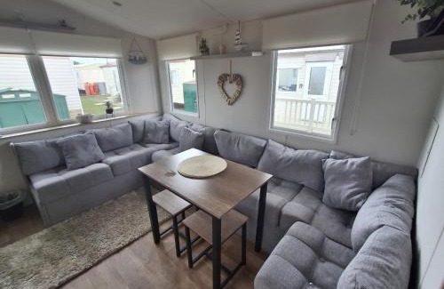 Chapel Saint Leonards Ski Chalet | Meadow View 3-Bed Caravan - Sleeps 8 - PetFriendly