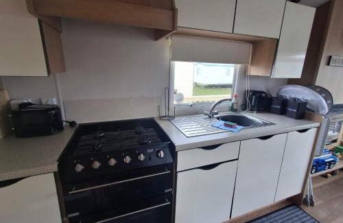 Chapel Saint Leonards Ski Chalet | Meadow View 3-Bed Caravan - Sleeps 8 - PetFriendly