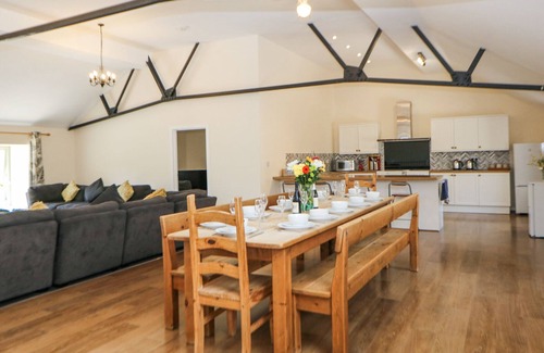 Buxton Cottage | MEADOW VIEW, family friendly, character holiday cottage in Buxton