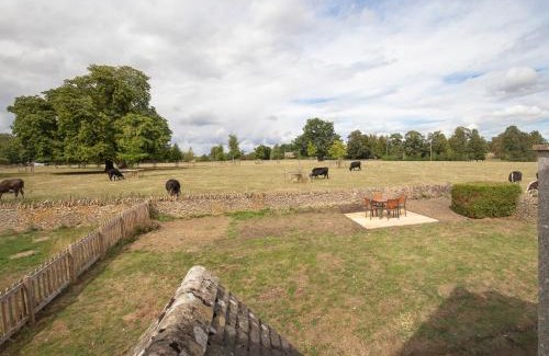 Coln St Aldwyns House | Meadow View