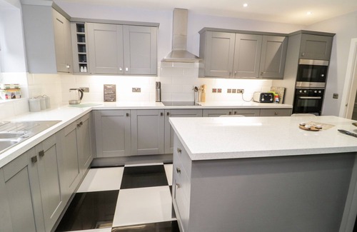 Tyn-y-Gongl Cottage | MEADOW VIEW, pet friendly, country holiday cottage in Benllech