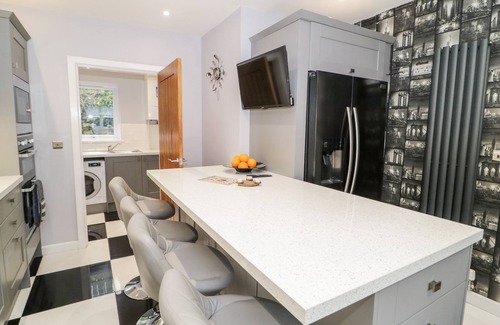 Tyn-y-Gongl Cottage | MEADOW VIEW, pet friendly, country holiday cottage in Benllech