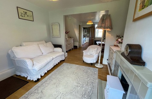 Banbury Cottage | MEADOW VIEW, pet friendly, with a garden in Banbury