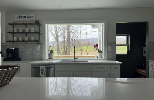 Hillsdale House | Meadowland Farmhouse with Beautiful Sunsets n5 minutes from town