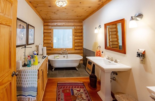 Pioneer Cabin | MeadowOut Luxury near the HideOut