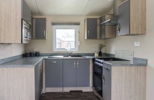 Great Hatfield Cottage | MEADOWS PARK 5, family friendly, with hot tub in Hornsea
