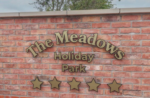 Great Hatfield Cottage | MEADOWS PARK 5, family friendly, with hot tub in Hornsea
