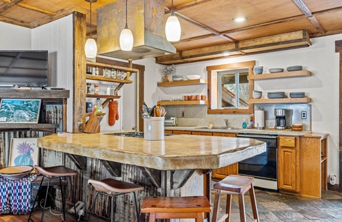 New Meadows House | Meadows Valley Retreat - Rustic charm, Huge fenced yard, walk to dining, bar, and coffee