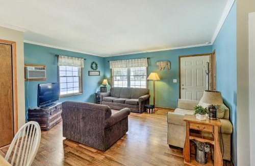 Silver Lake House | Mears Abode with Pool Access, Near Silver Lake!