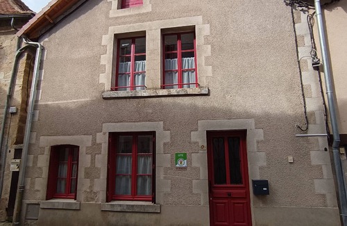 Saint-Benoit-du-Sault Cottage | Medieval house in Berry with private courtyard and all-inclusive