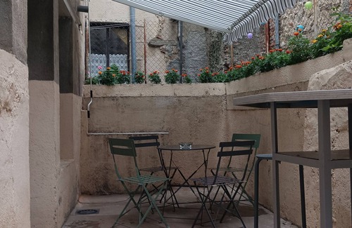 Saint-Benoit-du-Sault Cottage | Medieval house in Berry with private courtyard and all-inclusive