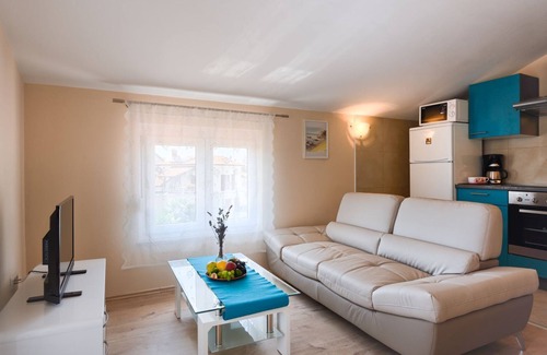 Mali Maj Apartment | Mediterranean flat with 60m2 pool, BBQ area, loungers, washing machine