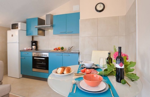 Mali Maj Apartment | Mediterranean flat with 60m2 pool, BBQ area, loungers, washing machine