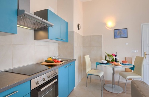 Mali Maj Apartment | Mediterranean flat with 60m2 pool, BBQ area, loungers, washing machine