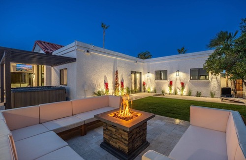Santiago House | ☀️🏌️Mediterranean Villa! HEATED POOL! 2 King Suites, Casita & 8 Person Spa!