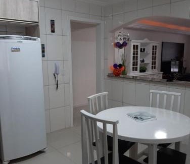 Andorinha Apartment | Meia Praia - apartamento com sacada ampla e churrasqueira, próximo a praia e a avenida principal.