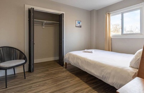 Kitchener Apartment | Meinzinger 11 · 3BD Apt w/King - Close to Highways-w/Free Parking