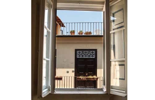 Rione VII Regola Apartment | Meisi House and the terrace above the rooftops of Campo dè Fiori