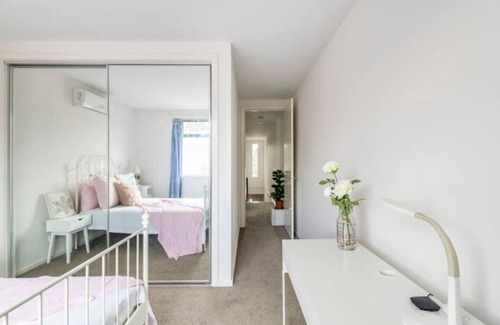 Bundoora House | MEL Latrobe Uni townhouse for 6 people tram golf RMIT Bundoora
