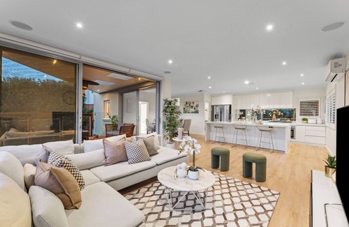 Ashwood House | Melbourne Spacious 4-bedroom Poolside comfort for the whole family