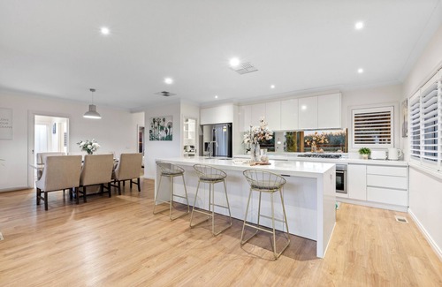 Ashwood House | Melbourne Spacious 4-bedroom Poolside comfort for the whole family