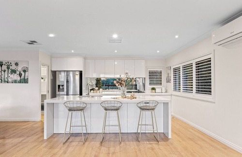 Ashwood House | Melbourne Spacious 4-bedroom Poolside comfort for the whole family