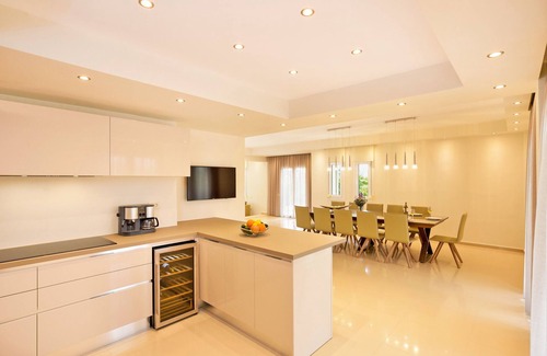 Souda Villa | Melitini Villa, Large modern villa,next to beach