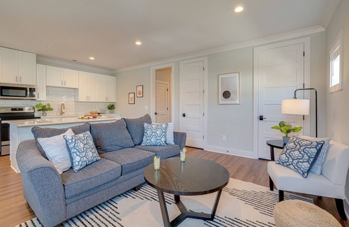 Melrose House | Melrose Muse - 2 Condos - Mins to Broadway