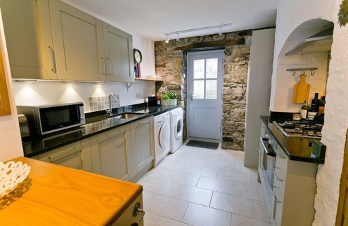 Beaumaris Apartment | Melvin Cottage - a coastal that sleeps 5 guests in 3 bedrooms