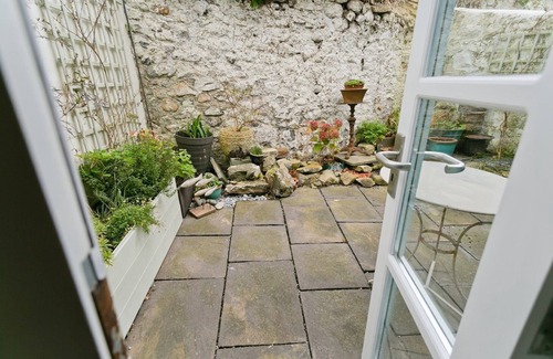 Beaumaris Apartment | Melvin Cottage - a coastal that sleeps 5 guests in 3 bedrooms