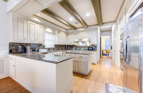Houston House | Memorial Med Ctr/Galleria/Rice: Spacious 5 Bdrm Pool Theatre