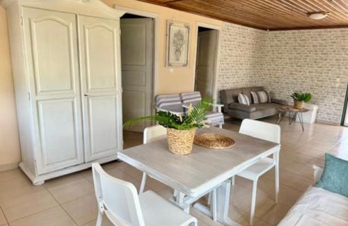 Alexandroupoli House | Menƴ's Azure Escape