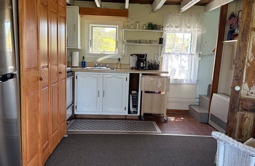 Chilmark Cottage | Menemsha - Davis House - OPENING 9/25-10/2
