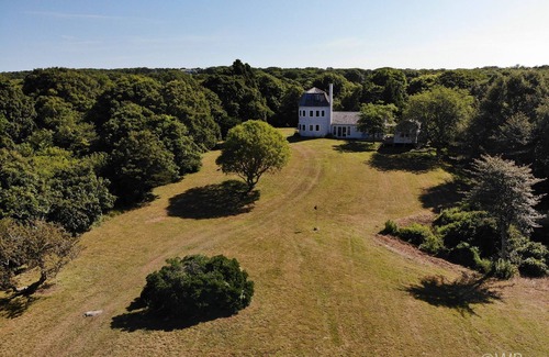 Chilmark House | Menemsha Pond waterfront Available July 21 till 1 August, Sept ,Oct 2025