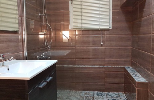 Kypseli Apartment | Menta Apartment - Athens Center, 5 BD, 2 BATH