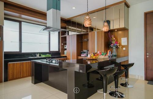 Bandung Villa | Mentari Hill View Villa 8 bedrooms with a private swimming pool and a movie room
