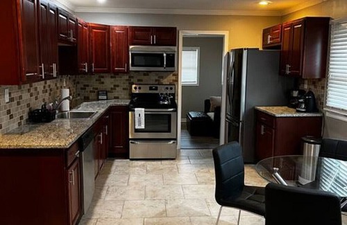 Newark House | Mercer Drive · Modern 3-bedroom ranch house.