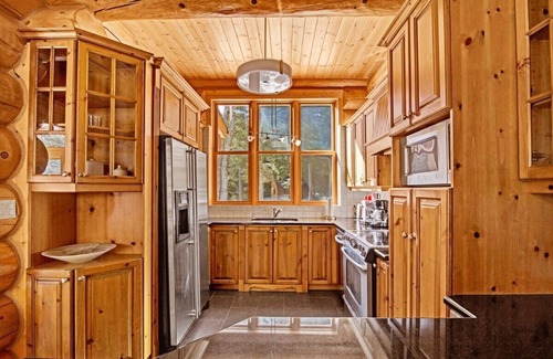 Fiddler Lake Resort Ski Chalet | Merle Bleu :Spa & lake access