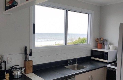 Pukehina House | Merle's Retro Beach Bachn