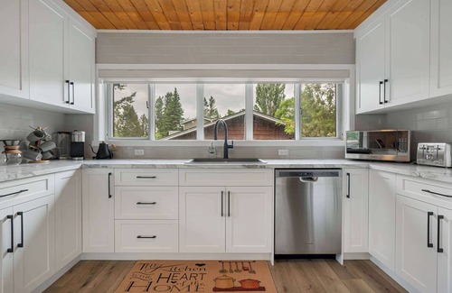 East Kootenay Cabin | Merlot Mountain | No Service Fees | Ping Pong