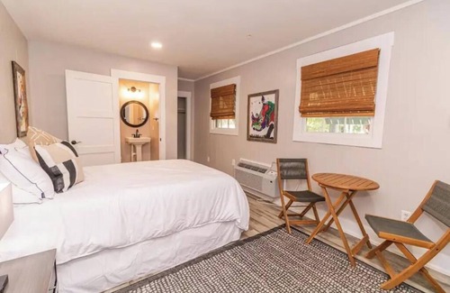 Smith Mountain Lake Resort | MERU, a Cozy stay for Two in the Lodge of Karoo at Smith Mountain Lake n