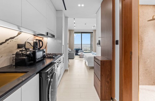 Downtown Dubai Apartment | Mesmerizing Canal View Studio with private Jacuzzi