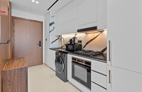 Downtown Dubai Apartment | Mesmerizing Canal View Studio with private Jacuzzi