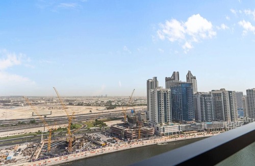 Downtown Dubai Apartment | Mesmerizing Canal View Studio with private Jacuzzi