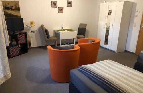 Unterrath Apartment | Messezimmer 4 u 2