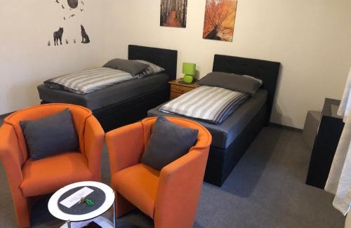 Unterrath Apartment | Messezimmer 4 u 2