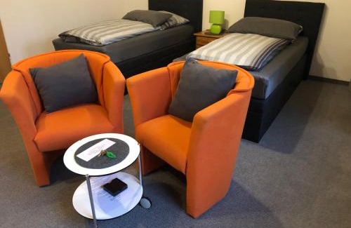 Unterrath Apartment | Messezimmer 4 u 2