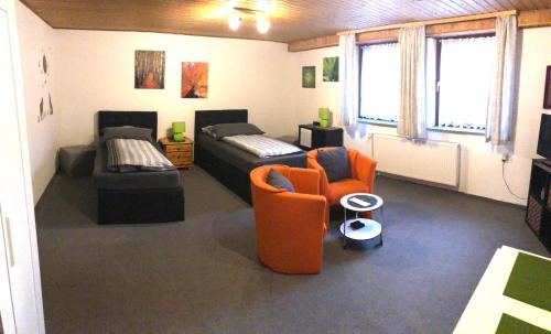 Unterrath Apartment | Messezimmer 4 u 2